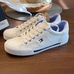 Tommy Hilfiger Womens Lestiel sneakers Size 6.5
